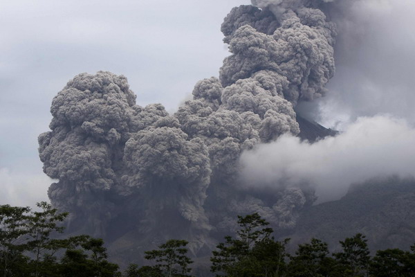 Indonesia volcano erupts again, tsunami deaths hit 430