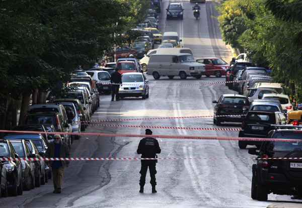 4 small mail bombs explode in Athens