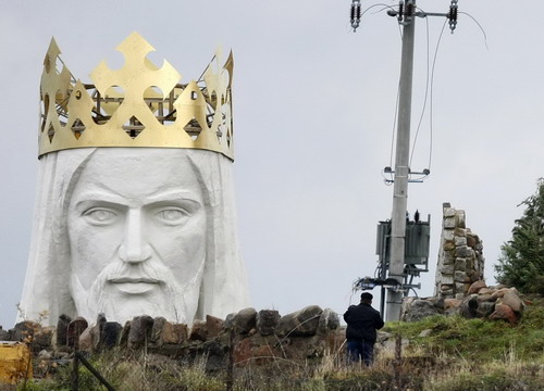 Giant crowned Jesus statue stands in Poland