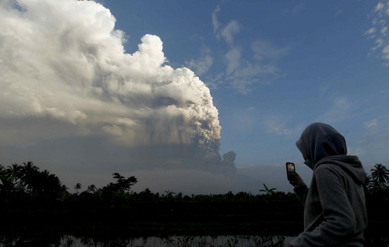 Indonesia volcano burns whole villages; 122 dead