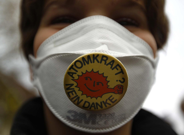 Mass German anti-nuclear rally against waste shipment