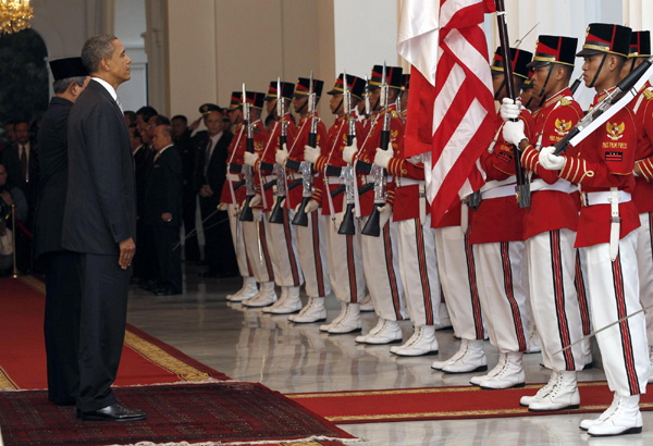 Obama warms Indonesia ties; volcano may cut trip