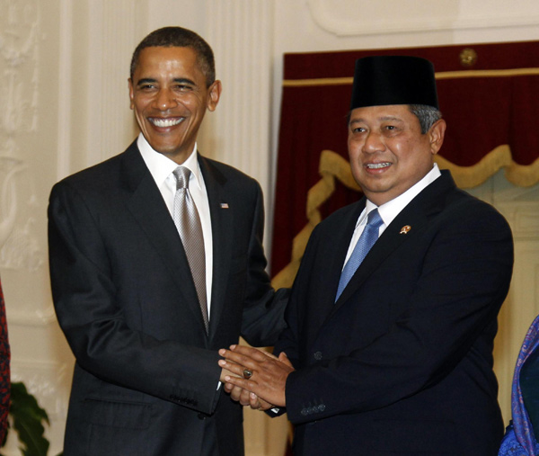 Obama warms Indonesia ties; volcano may cut trip