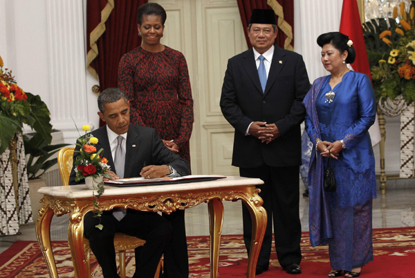 Obama warms Indonesia ties; volcano may cut trip