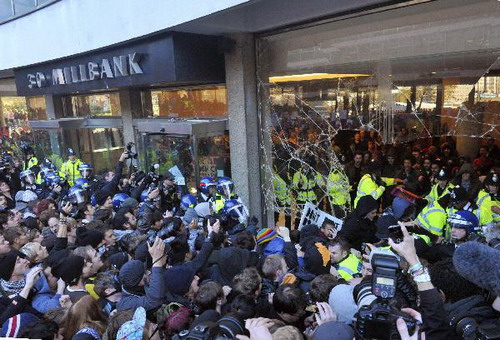 London students' tuition fee protest fuels with violence