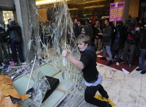 London students' tuition fee protest fuels with violence