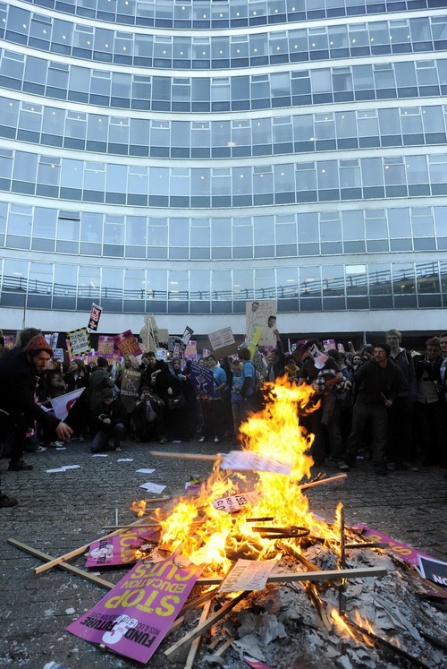 London students' tuition fee protest fuels with violence