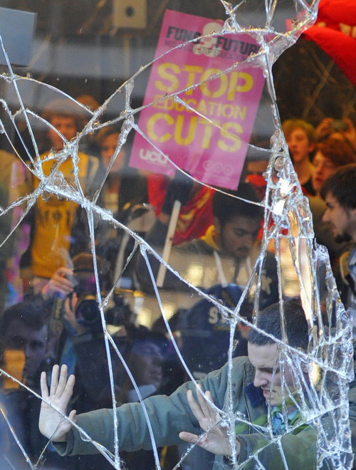 London students' tuition fee protest fuels with violence