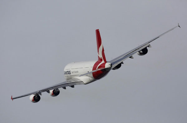 Qantas A380 returns to air after engine blowout