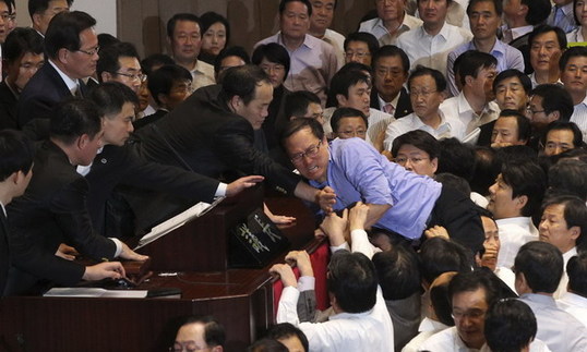 S.Korea two parties collided over 2011 budget plan