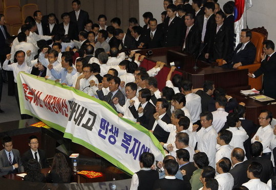S.Korea two parties collided over 2011 budget plan 