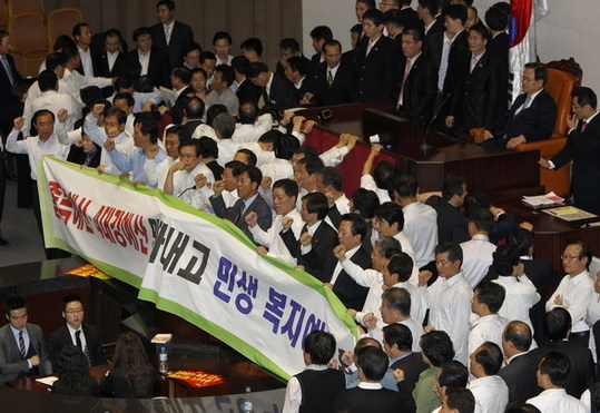 S.Korea two parties collided over 2011 budget plan