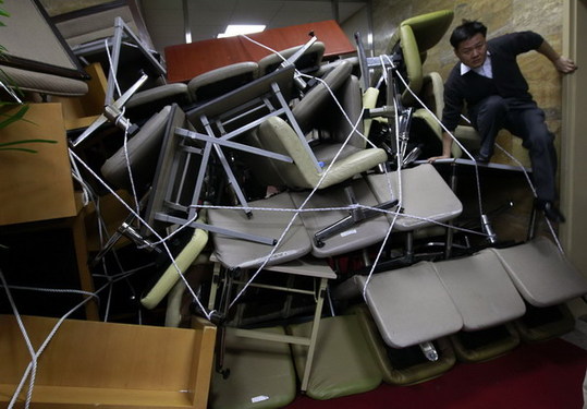 S.Korea two parties collided over 2011 budget plan