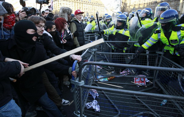 Students, police clash as UK debates tuition hike