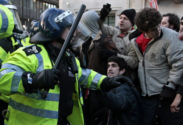 Students, police clash as UK debates tuition hike