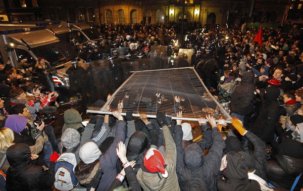 Students, police clash as UK debates tuition hike