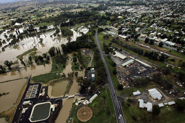 Heavy rains flood towns in eastern Australia