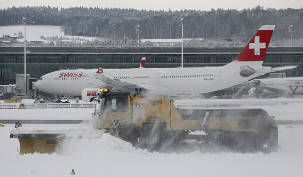 Snow causes pre-Christmas travel chaos in Europe