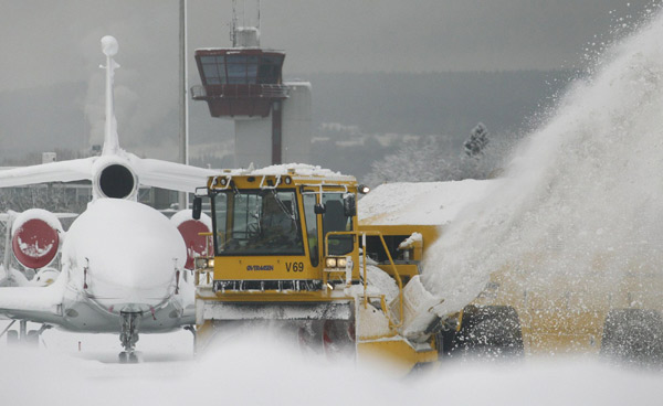 Snow causes pre-Christmas travel chaos in Europe
