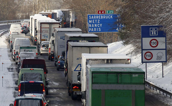 Snow causes pre-Christmas travel chaos in Europe