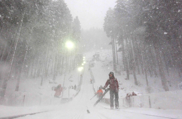 Snow causes pre-Christmas travel chaos in Europe