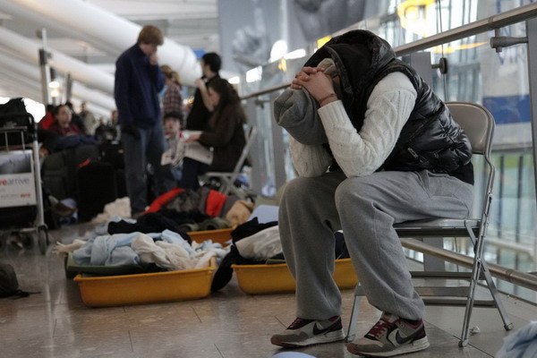 Heavy snow disrupts travel across N Europe