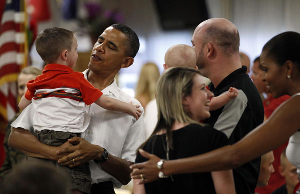 Barack Obama and first lady Michelle Obama make a Christmas Day visit ...