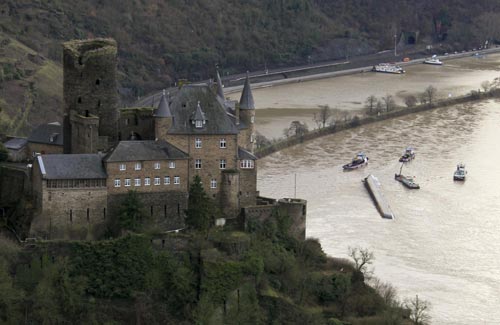 Ship capsizes with acid cargo, German Rhine shut