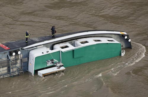 Ship capsizes with acid cargo, German Rhine shut