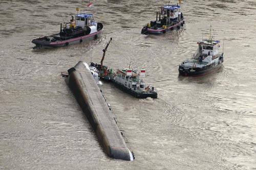 Ship capsizes with acid cargo, German Rhine shut