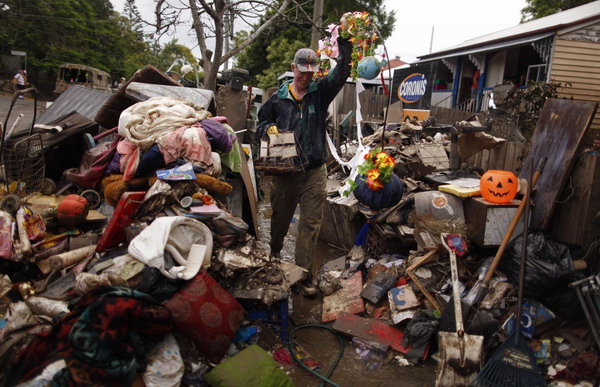 Australia floods recede to reveal extent of damage