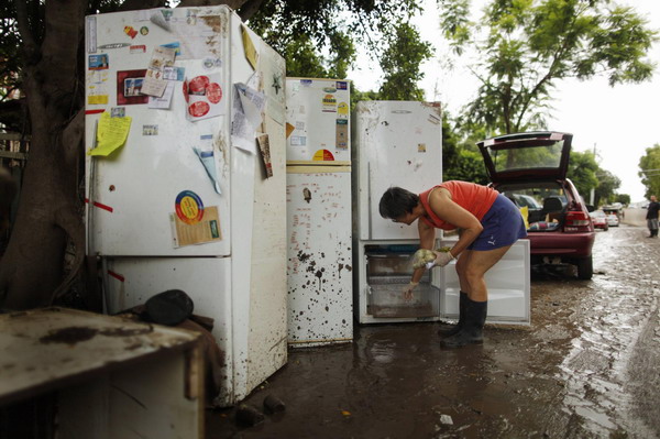 Australia floods recede to reveal extent of damage