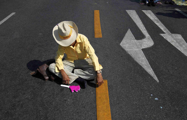 Thai 'yellow-shirts' continues rally