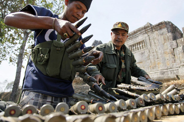 Cambodian, Thai military commanders meet