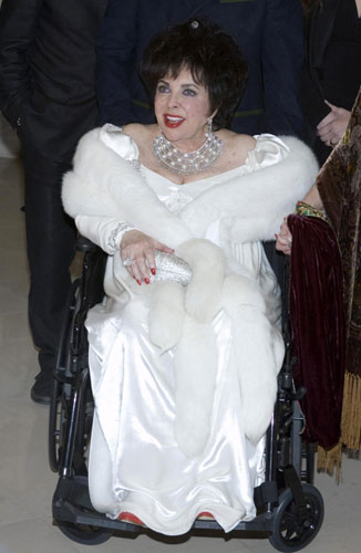 Elizabeth Taylor being treated for heart failure