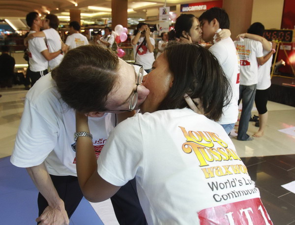 Let's kiss to break record on Valentine's Day