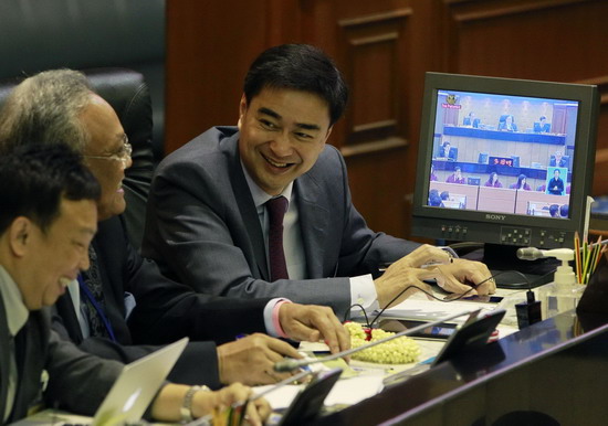 Thai PM survives no-confidence vote