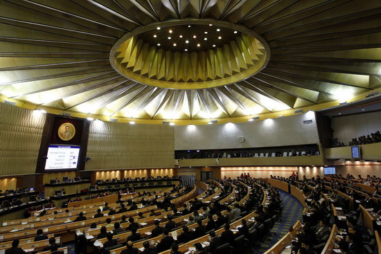 Thai PM survives no-confidence vote