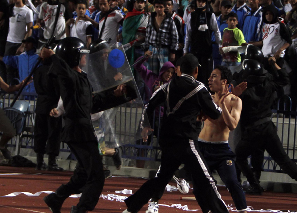 Zamalek fans invade pitch, match abandoned