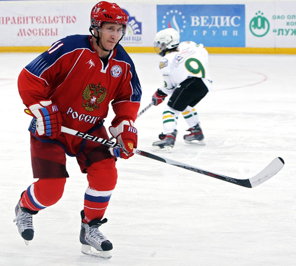 Putin dons hockey skates in fitness stunt