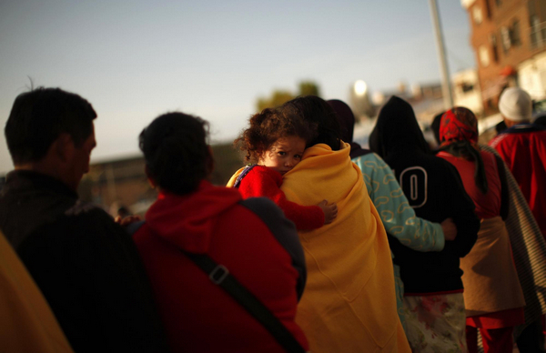 Hundreds queue for food after Spanish earthquake