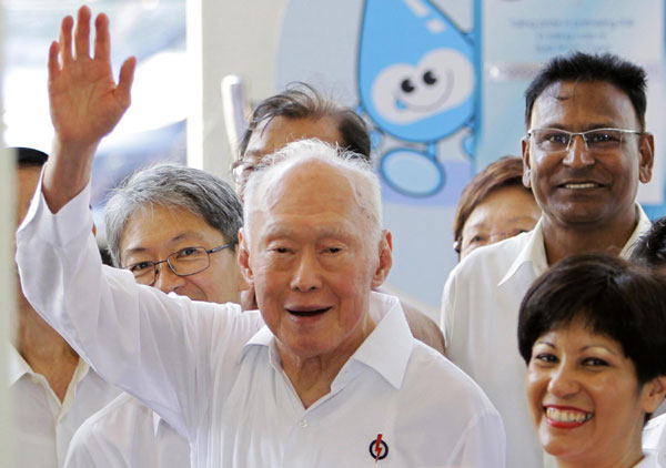 Singapore founding father Lee quits cabinet post