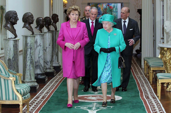Queen lands in Ireland to celebrate peace