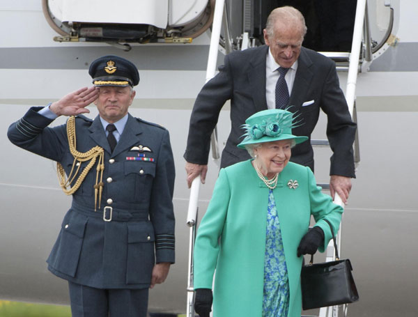 Queen lands in Ireland to celebrate peace