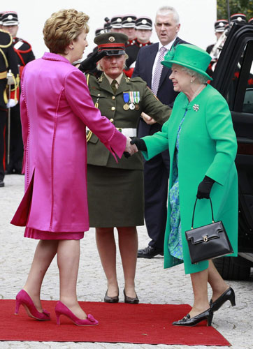 Queen lands in Ireland to celebrate peace