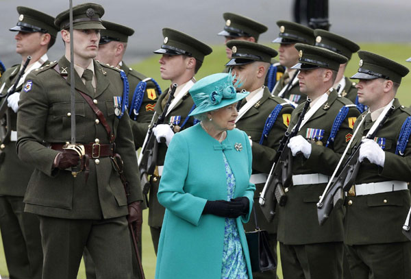 Queen lands in Ireland to celebrate peace