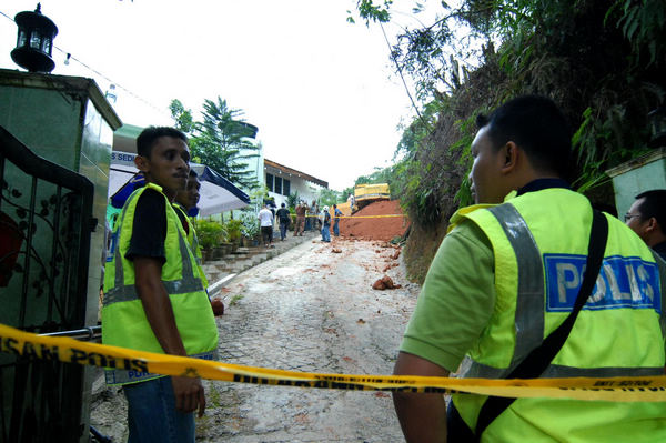 3 killed, 11 trapped in Malaysia's landslide