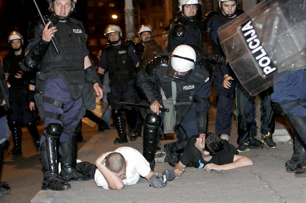 Clashes erupt in Belgrade to protest Mladic arrest