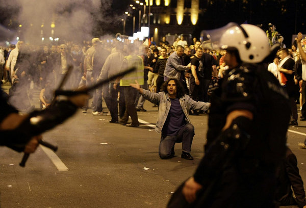 Clashes erupt in Belgrade to protest Mladic arrest