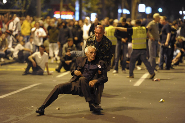 Clashes erupt in Belgrade to protest Mladic arrest